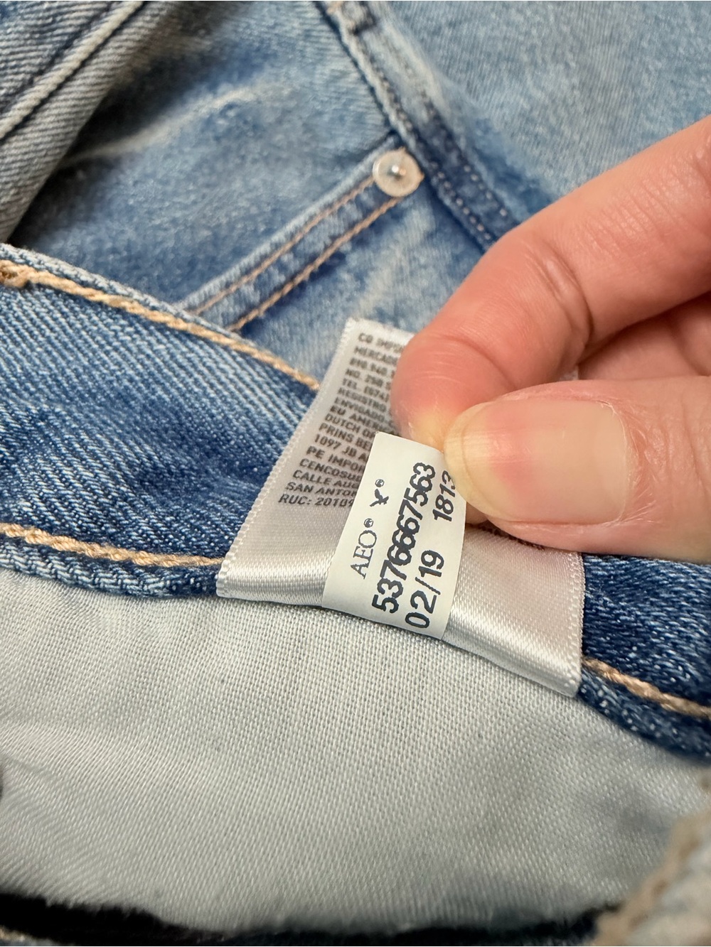 American Eagle High-Rise Light Wash Frayed Hem Jeans - Picture 7 of 7